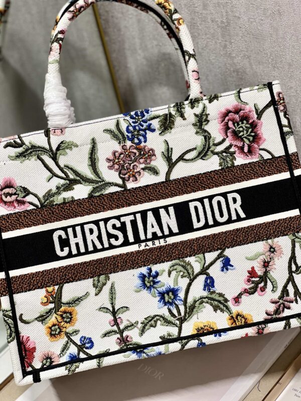 1:1 Replica Medium Dior Tote Bag White/Black For Women 14in/ 36cm M1296ZEAU_M933