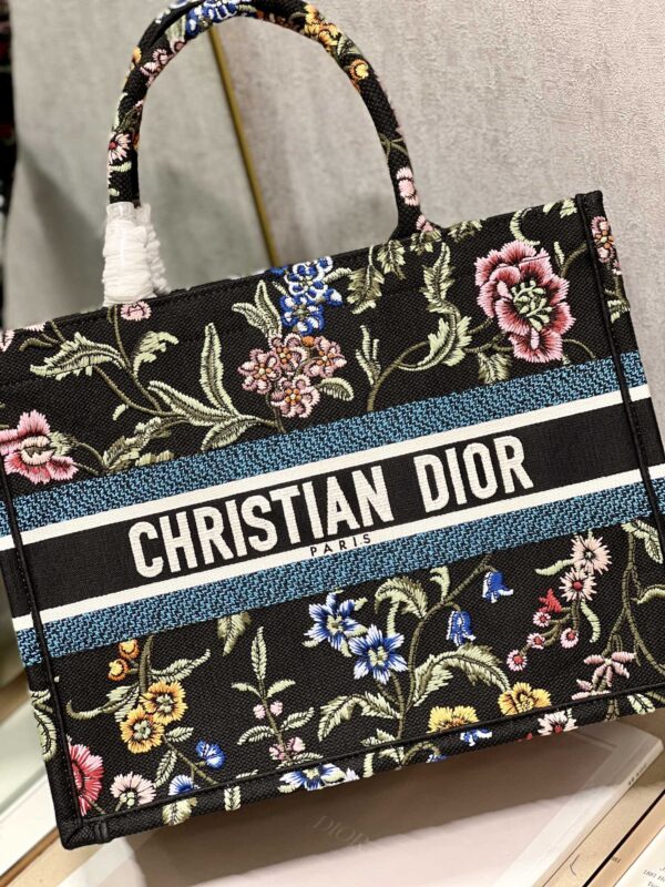 1:1 Replica Medium Dior Tote Bag White/Black For Women 14in/ 36cm M1296ZEAU_M933