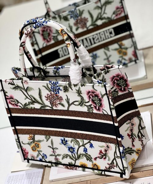 1:1 Replica Medium Dior Tote Bag White/Black For Women 14in/ 36cm M1296ZEAU_M933