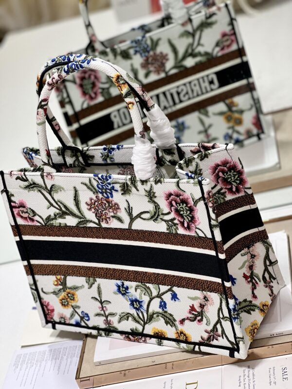 1:1 Replica Medium Dior Tote Bag White/Black For Women 14in/ 36cm M1296ZEAU_M933
