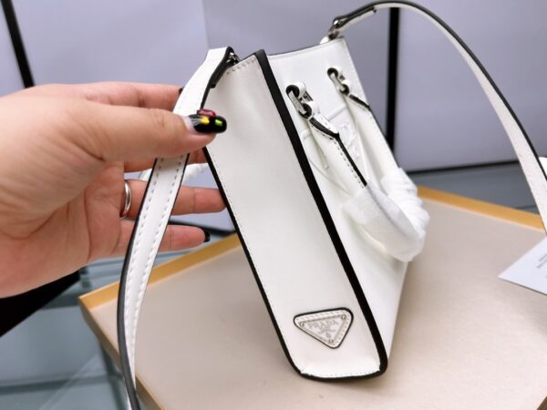 PR012  - Prada Women's Fashion Bag