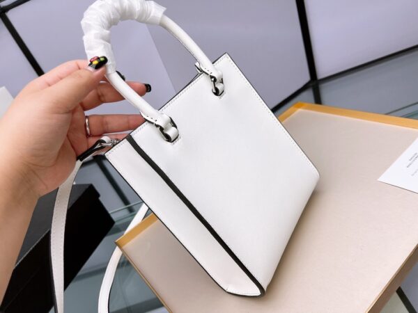 PR012  - Prada Women's Fashion Bag