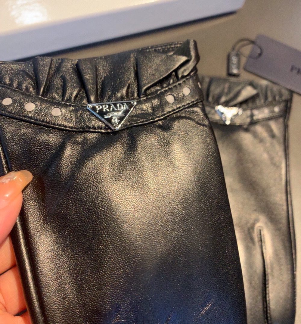 Prada Nappa Gloves In Black