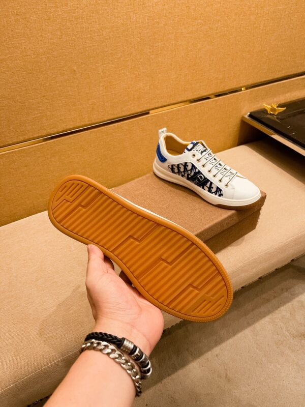 S024 – Fashion shoes