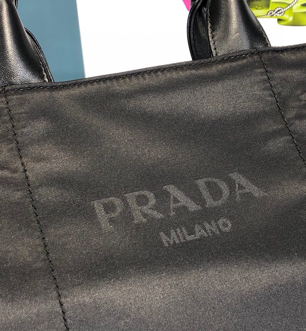 Zip Pocket Chain Tote Bag Tessuto In Black For Women 11in/ 28cm