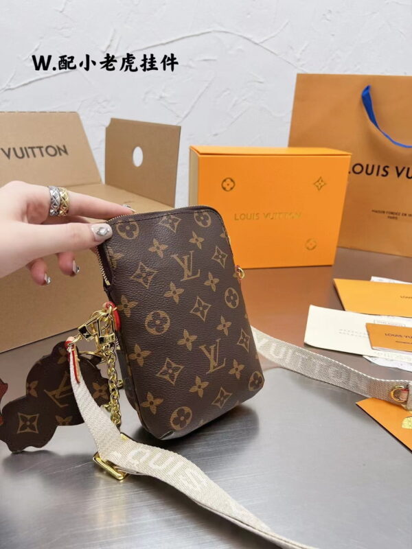LC351 - Louis Vuitton Women's Fashion Bag