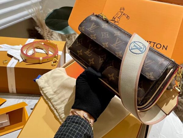 LC352 - Louis Vuitton Women's Fashion Bag