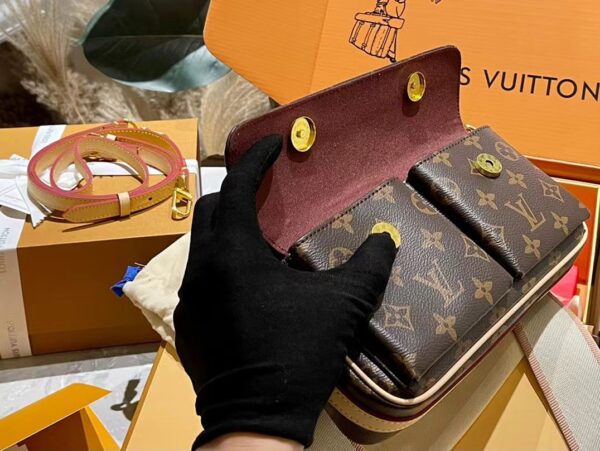 LC352 - Louis Vuitton Women's Fashion Bag