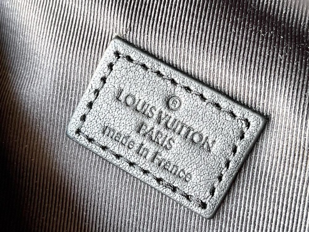 [REP 1:1] Louis Vuitton Discovery Bumbag Monogram Shadow Waist Body Black bag Unique Bag For Unisex M44388 - 47cm - Image 3