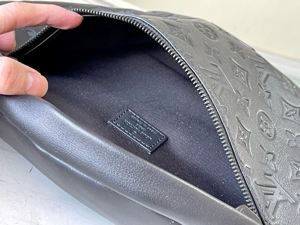 [REP 1:1] Louis Vuitton Discovery Bumbag Monogram Shadow Waist Body Black bag Unique Bag For Unisex M44388 - 47cm - Image 6
