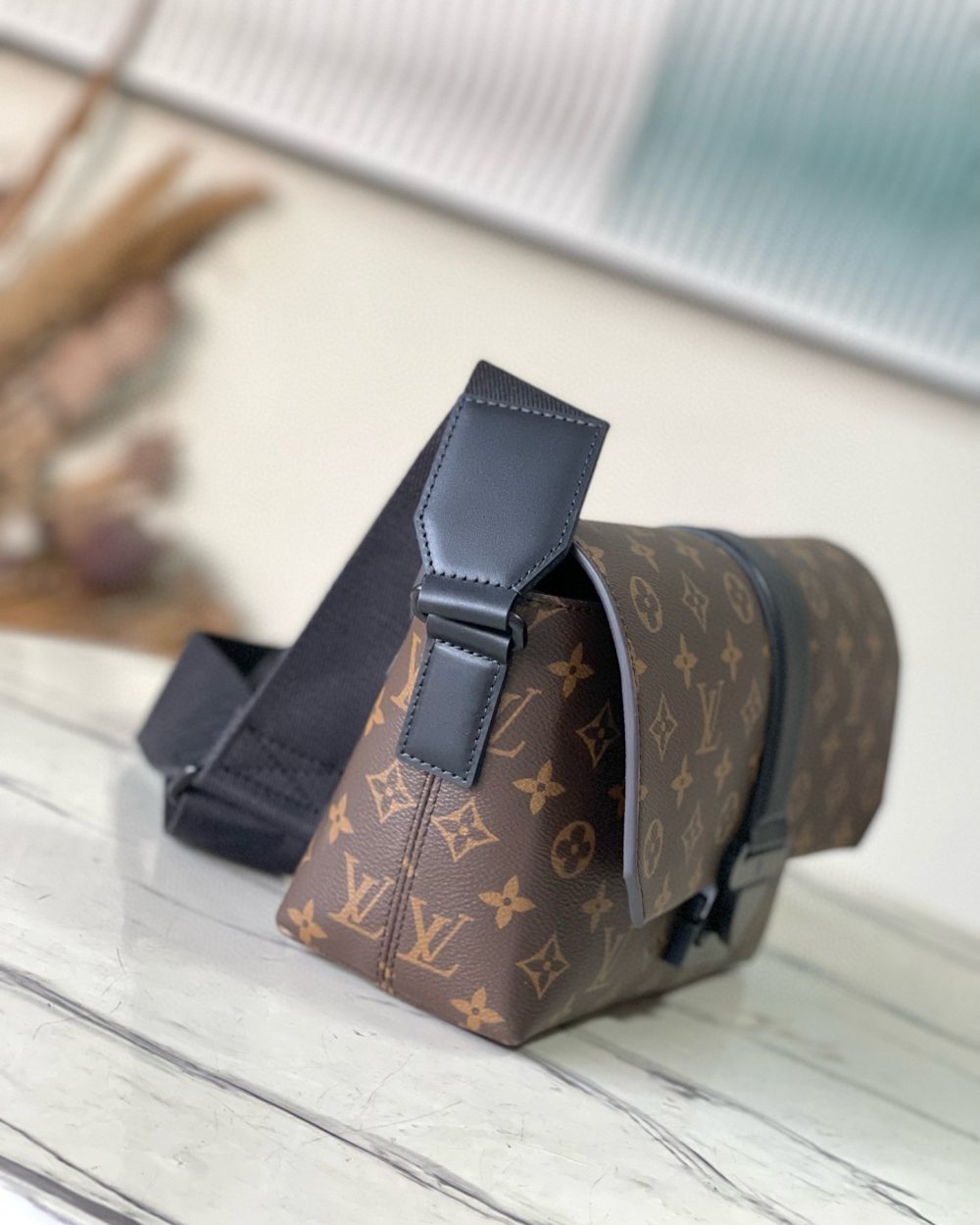[REP 1:1] Louis Vuitton S Cape Messenger Monogram Eclipse Unique Bag For Unisex M46794 3 - 28cm