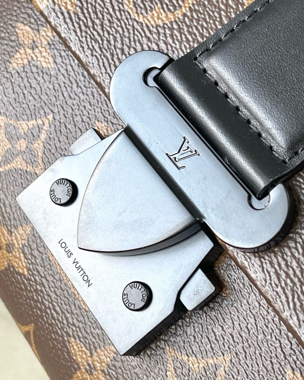 [REP 1:1] Louis Vuitton S Cape Messenger Monogram Eclipse Unique Bag For Unisex M46794 3 - 28cm