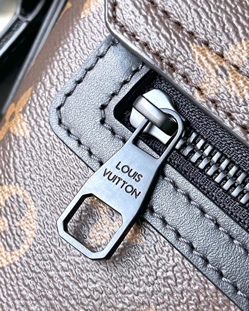 [REP 1:1] Louis Vuitton S Cape Messenger Monogram Eclipse Unique Bag For Unisex M46794 3 - 28cm