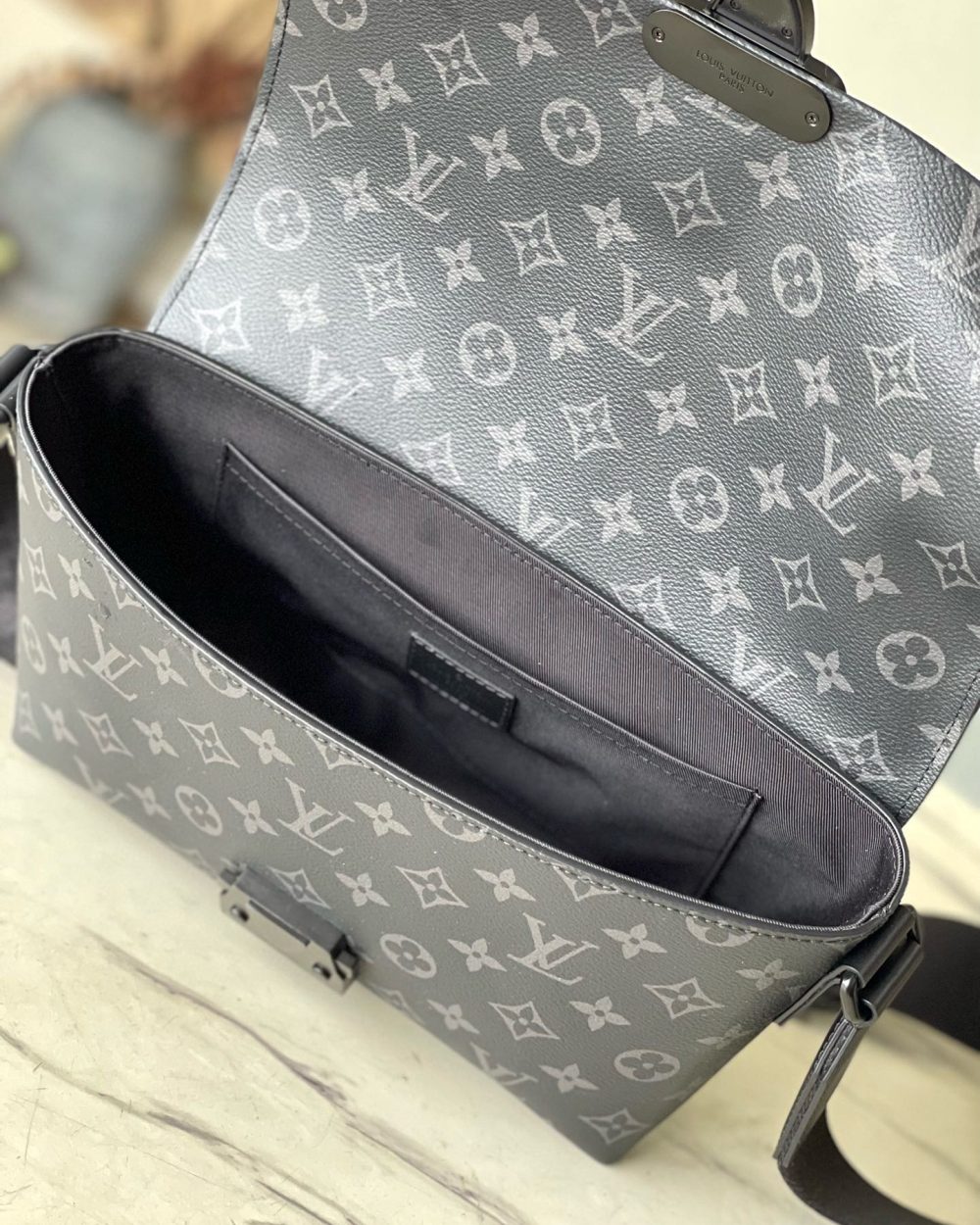 [REP 1:1] Louis Vuitton S Cape Messenger Monogram Eclipse Unique Bag For Women M46794 2 - 28cm