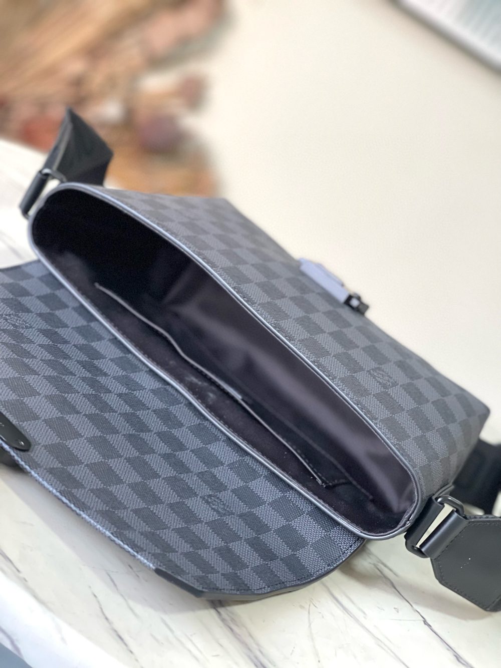 [REP 1:1] Louis Vuitton S Cape Messenger Monogram Eclipse Unique Bag For Women M46794 - 28cm - Image 4