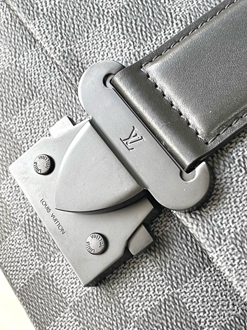 [REP 1:1] Louis Vuitton S Cape Messenger Monogram Eclipse Unique Bag For Women M46794 - 28cm - Image 6