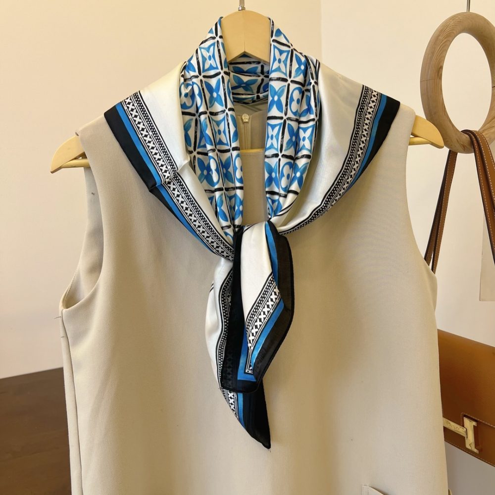 Louis Vuitton Monogram Square 70cm Silk Scarf (Random Style) - Image 10