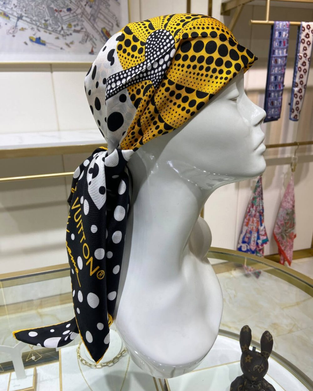 570794 Louis Vuitton Square 90 Silk Scarves