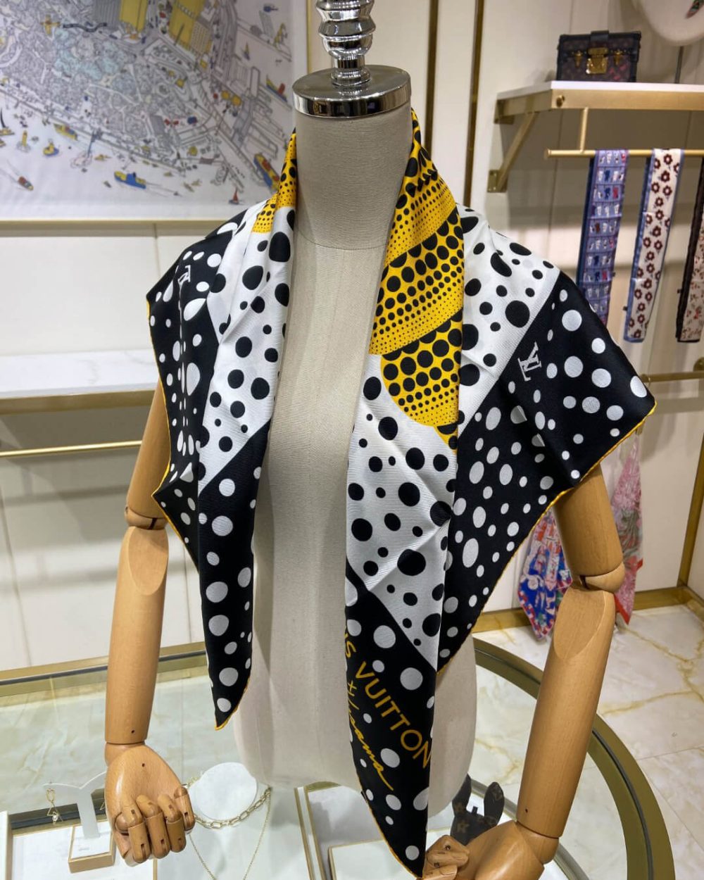 570794 Louis Vuitton Square 90 Silk Scarves