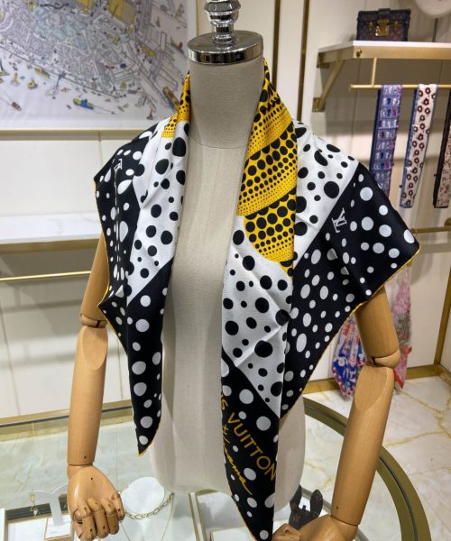 570794 Louis Vuitton Square 90 Silk Scarves