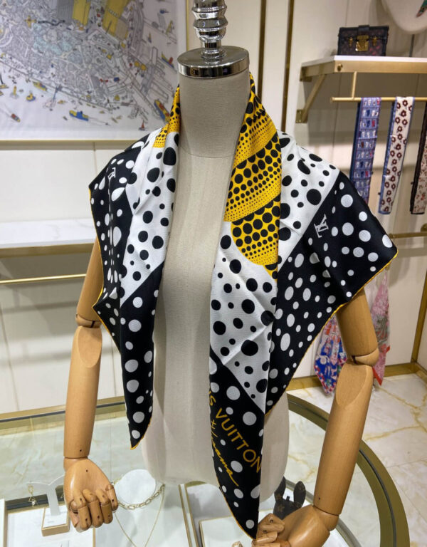 570794 Louis Vuitton Square 90 Silk Scarves