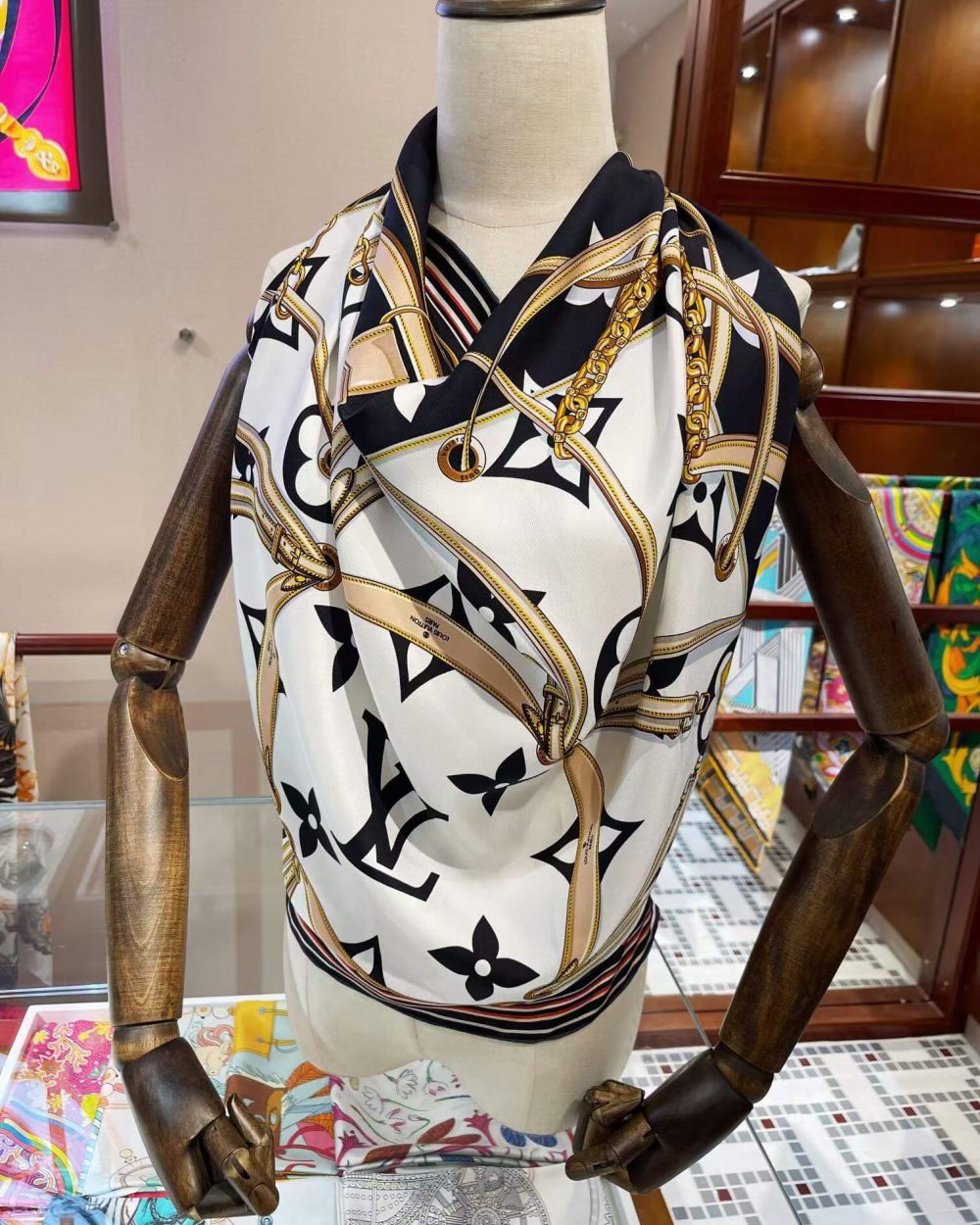 M76649 Ultimate Monogram Square