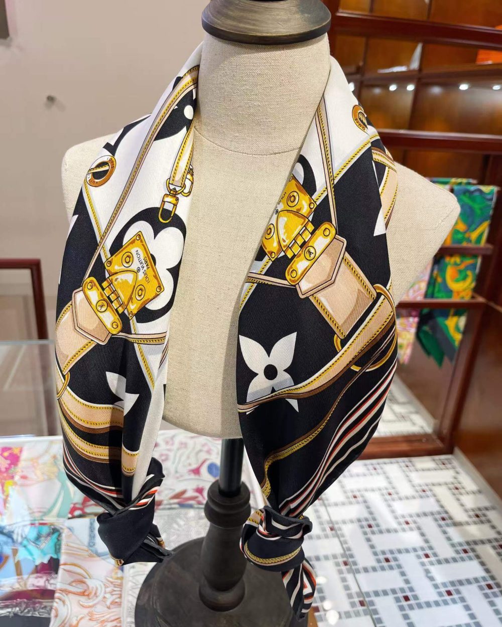 M76649 Ultimate Monogram Square