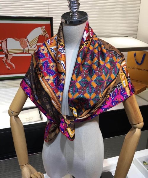 570771 Louis Vuitton Square 90 Silk Scarves