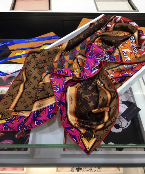 570771 Louis Vuitton Square 90 Silk Scarves