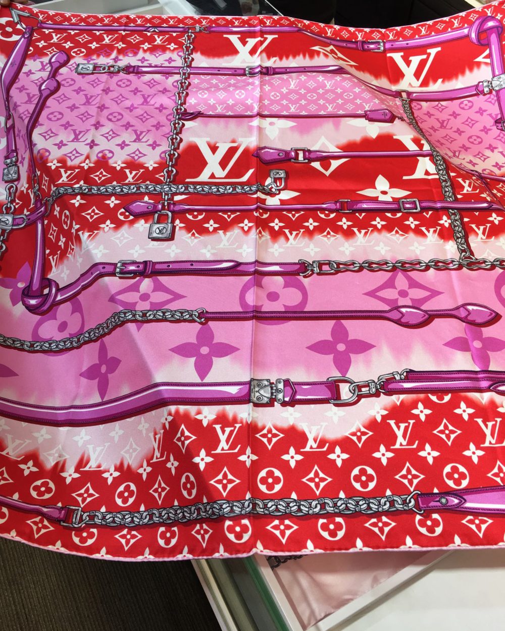 M76132 LV Escale Confidential Square