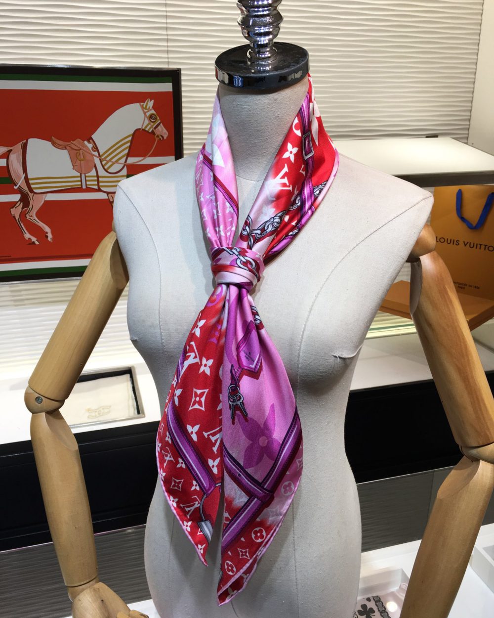 M76132 LV Escale Confidential Square