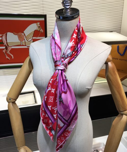 M76132 LV Escale Confidential Square