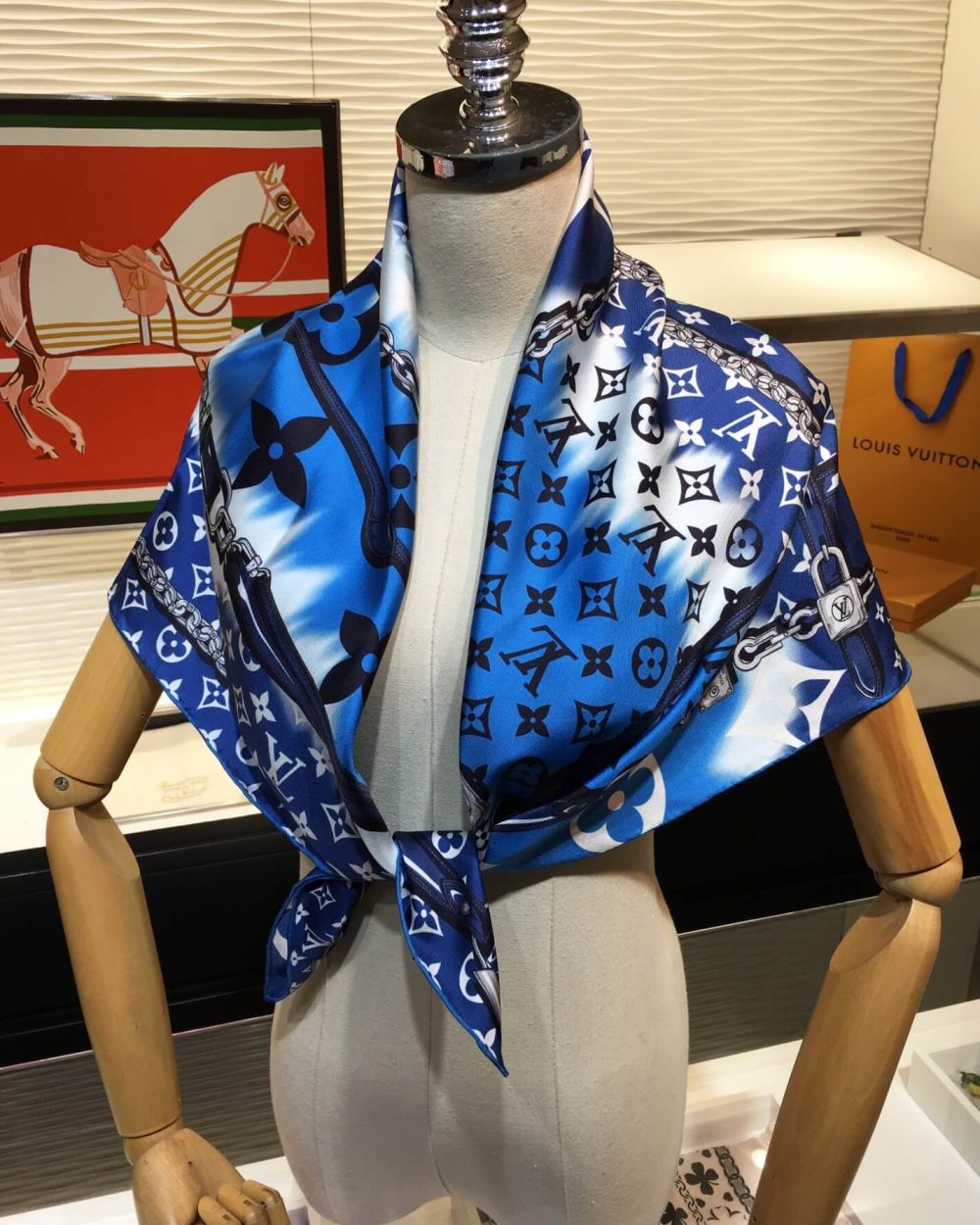 M76131 LV Escale Confidential Square