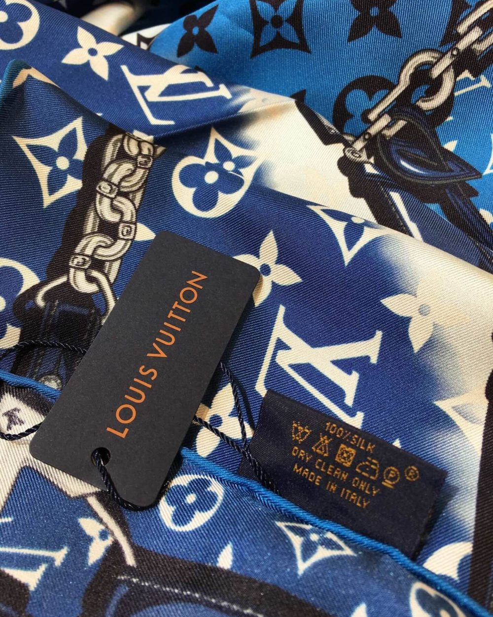 M76131 LV Escale Confidential Square