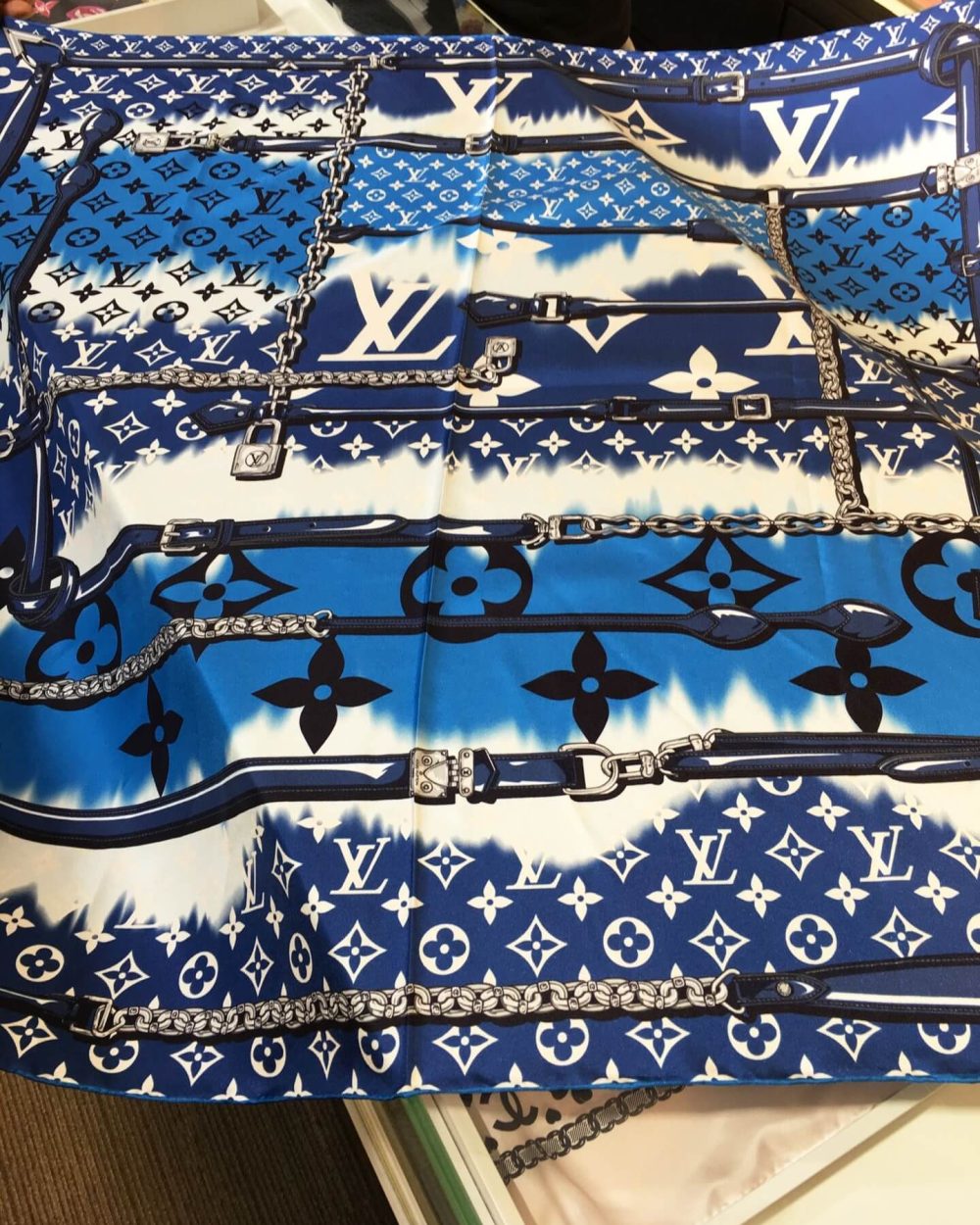 M76131 LV Escale Confidential Square