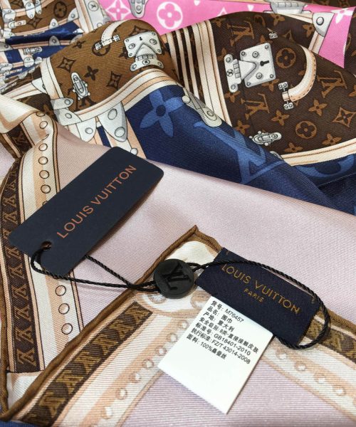 570829 Louis Vuitton Square 90 Silk Scarves