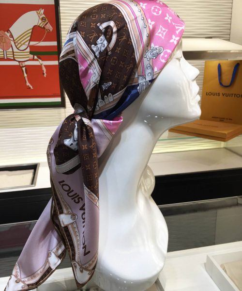 570829 Louis Vuitton Square 90 Silk Scarves