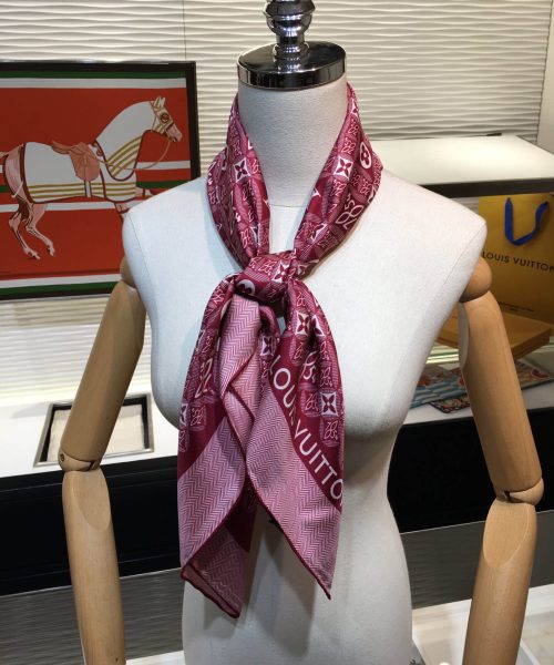 570825 Louis Vuitton Square 90 Silk Scarves