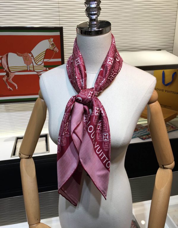 570825 Louis Vuitton Square 90 Silk Scarves - Image 3