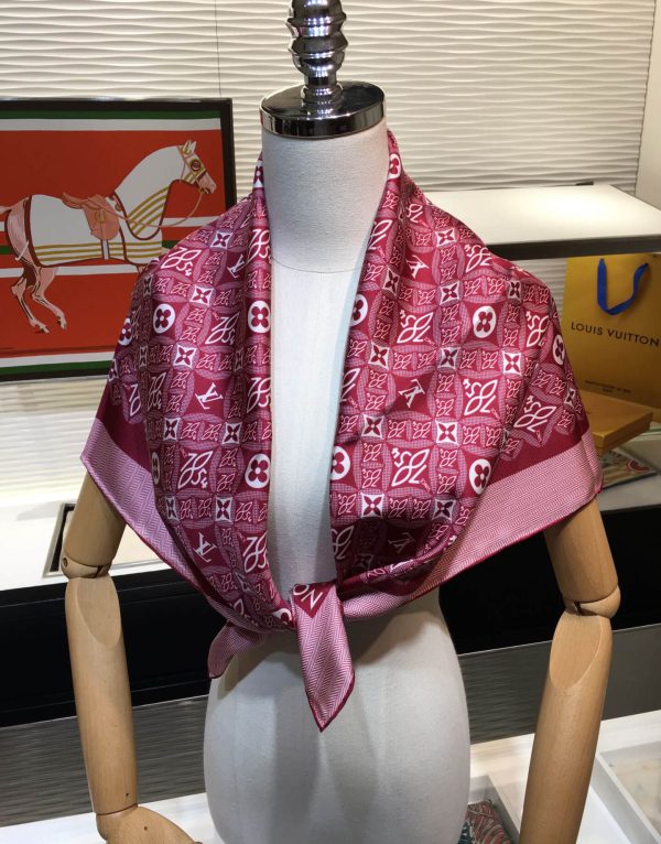 570825 Louis Vuitton Square 90 Silk Scarves - Image 2
