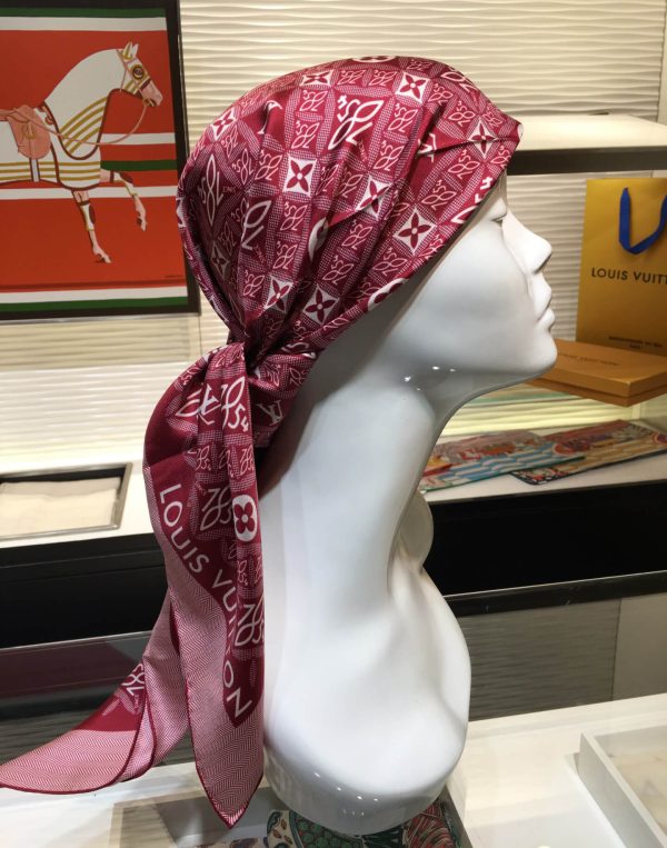 570825 Louis Vuitton Square 90 Silk Scarves - Image 4