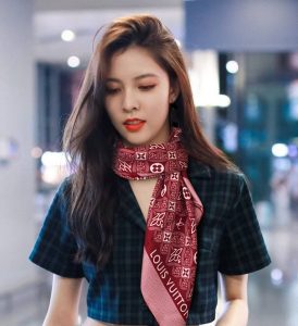 570825 Louis Vuitton Square 90 Silk Scarves