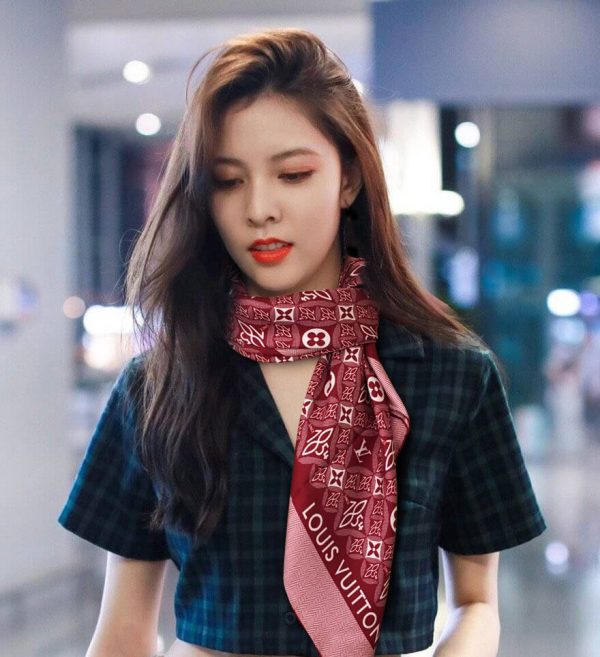 570825 Louis Vuitton Square 90 Silk Scarves - Image 5