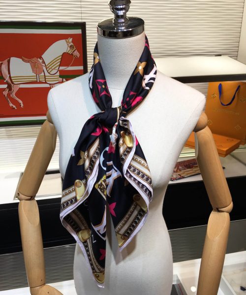 570821 Louis Vuitton Square 90 Silk Scarves