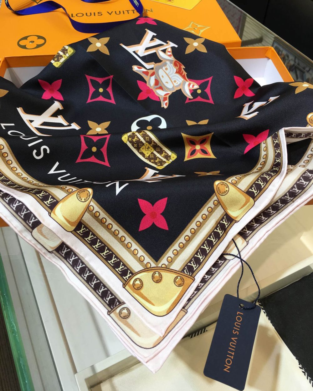 570821 Louis Vuitton Square 90 Silk Scarves