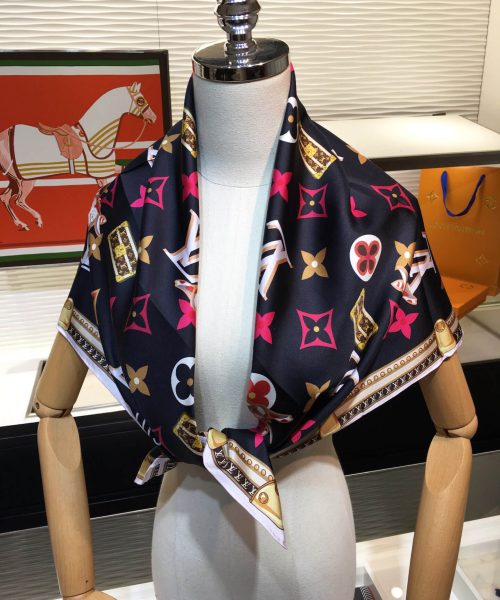 570821 Louis Vuitton Square 90 Silk Scarves