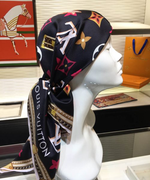 570821 Louis Vuitton Square 90 Silk Scarves