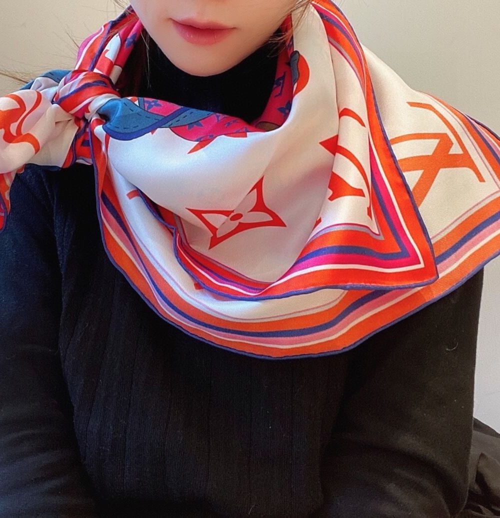 570759 Louis Vuitton Square 90 Silk Scarves