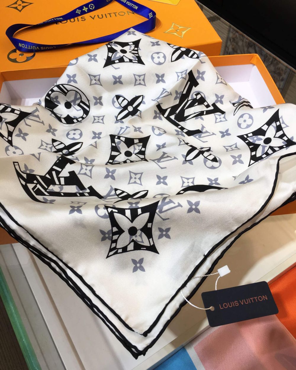 570766 Louis Vuitton Square 90 Silk Scarves