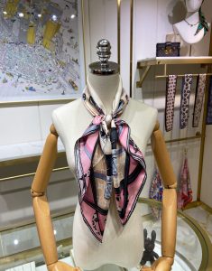 570735 Louis Vuitton Square 90 Silk Scarves